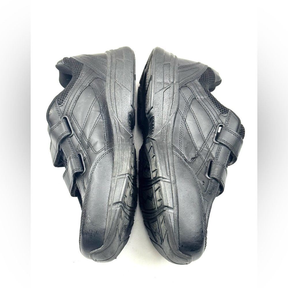 Athletic shoes‎